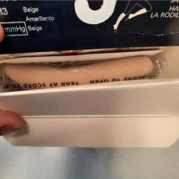 Sigvaris Natual Rubber Compression Stockings M3 Beige 30-40 mmHg open toe - Picture 4 of 5